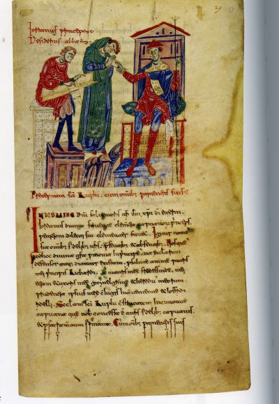Pagina miniata del Codice 132 con una scena di donazione: un dignitario seduto su un trono riceve un documento da due personaggi in piedi, mentre un terzo tiene una pergamena; sotto, testo manoscritto in latino.