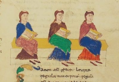 Miniatura con tre figure sedute su una lunga panca, ciascuna con un libro aperto in mano. Le figure indossano tuniche dai colori vivaci (blu, verde, rosso) e hanno acconciature simili; sono raffigurate frontalmente con pose statiche, in un contesto privo di sfondo decorativo.
