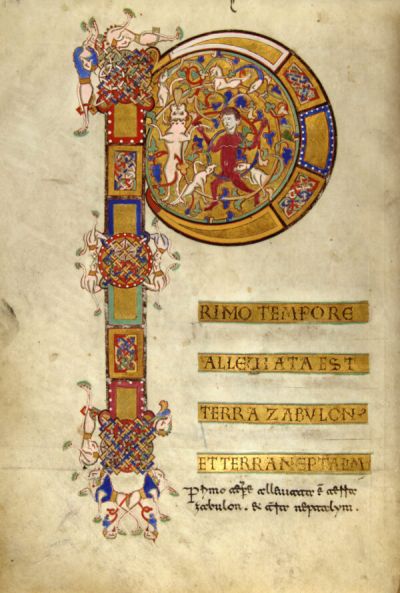 Pagina del Codice 99 con una grande iniziale miniata riccamente decorata in oro e colori vivaci, popolata da figure e motivi intrecciati, accompagnata da testo disposto su più righe.