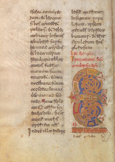 Pagina del Codice 98 con testo in scrittura medievale disposto su due colonne e una grande iniziale decorata in oro, rosso e blu nella parte inferiore destra.