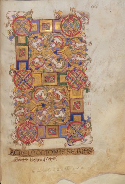 Pagina miniata con grande decorazione geometrica e zoomorfa su fondo dorato, composta da intrecci e figure di animali fantastici entro tondi e riquadri policromi.