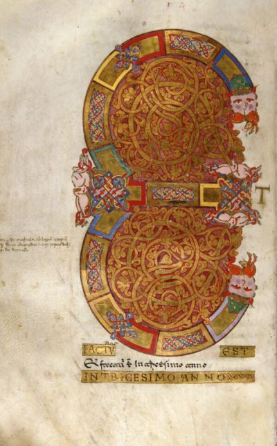 Pagina del Codice 571 con una grande iniziale decorata in oro e colori vivaci, composta da intrecci geometrici e figure zoomorfe stilizzate.