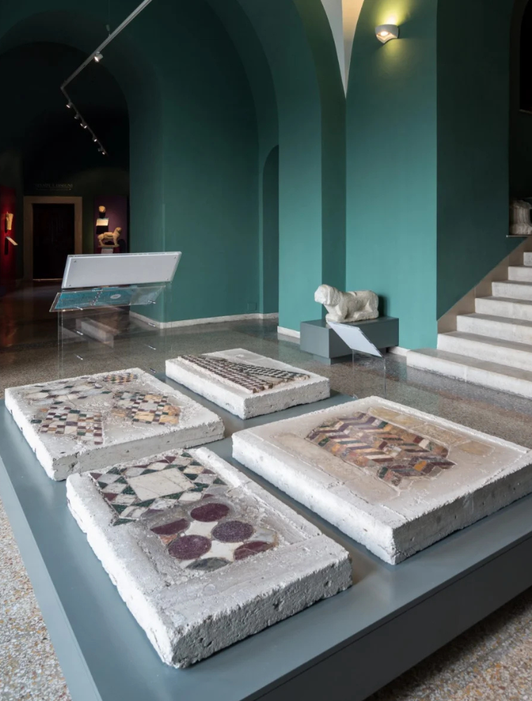 Pavimenti cosmateschi esposti nella sala verde del Museo di Montecassino.