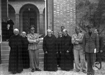 Gruppo di monaci e militari tedeschi con Schlegel