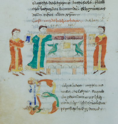 Miniatura medievale con tre monaci in tuniche colorate (arancione e verde) mentre consultano o depositano libri in un grande armadio ligneo decorato con due uccelli stilizzati. Sotto la scena è presente una grande lettera ornata iniziale, riccamente colorata.