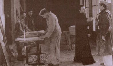 Operai e religiosi al lavoro nella preparazione delle capsule per il trasporto delle opere da Montecassino, ottobre 1943.