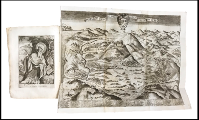 Mappa seicentesca della Terra Sancti Benedicti con vista panoramica del territorio montuoso attorno a Montecassino, affiancata da un’incisione raffigurante un santo in preghiera.