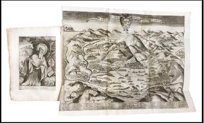 Mappa seicentesca della Terra Sancti Benedicti con vista panoramica del territorio montuoso attorno a Montecassino, affiancata da un’incisione raffigurante un santo in preghiera.