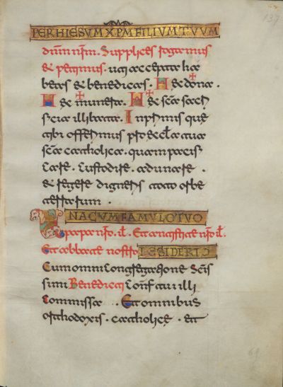 Pagina del Codice 339 con testo liturgico in scrittura medievale, caratteri in nero e rosso e iniziali ornate decorate in oro.